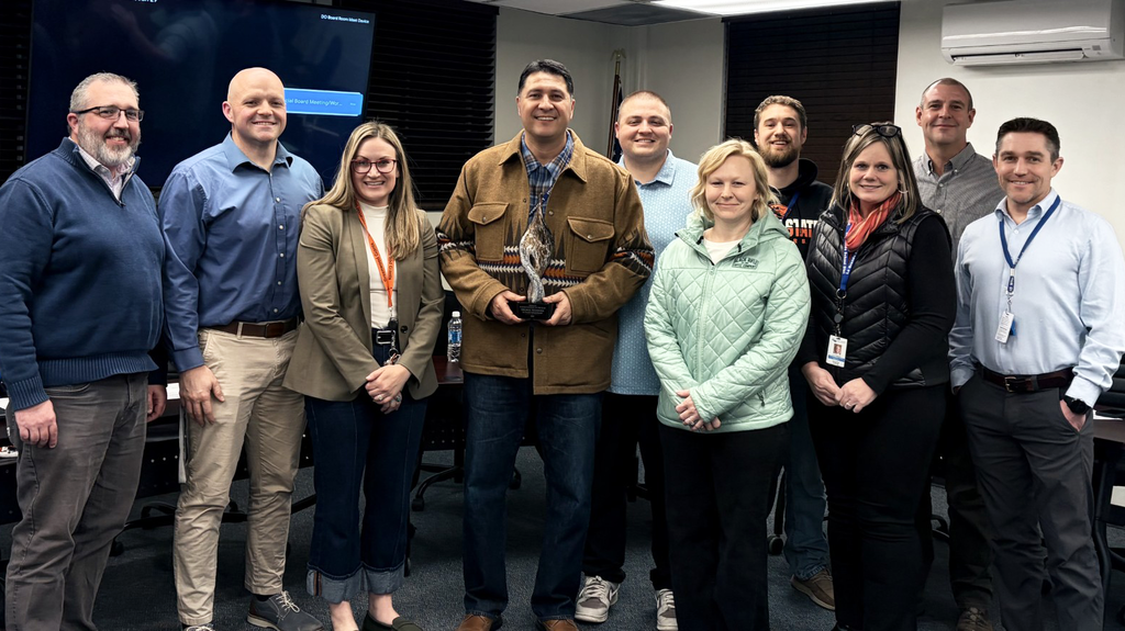 Mendoza and LGSD administrators with award