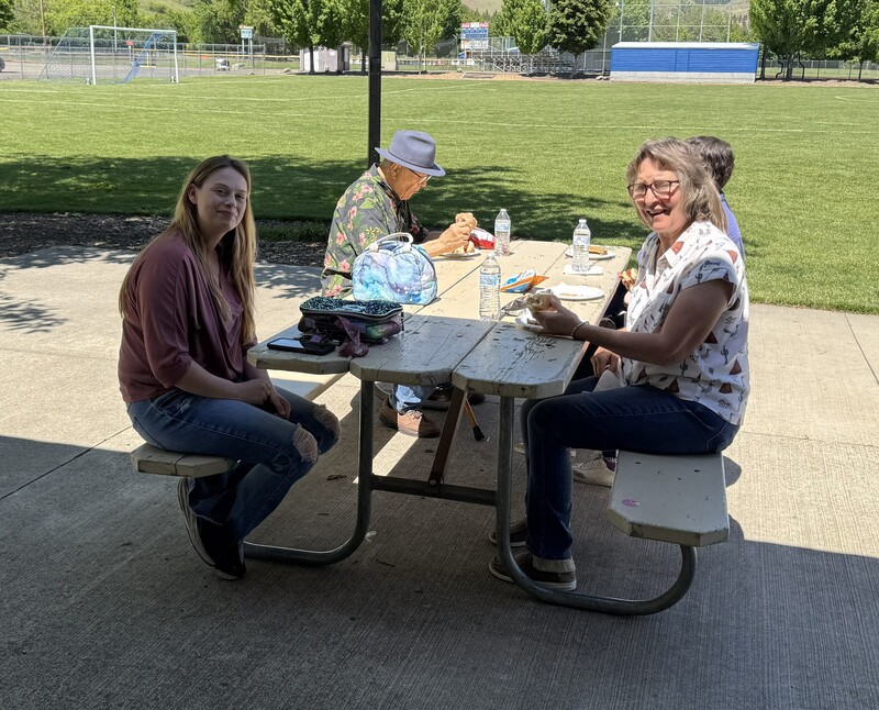 students and pen pals eating lunch