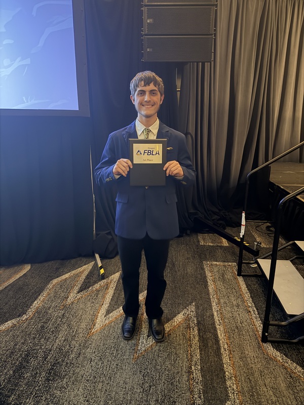 photo of LHS FBLA student with his award
