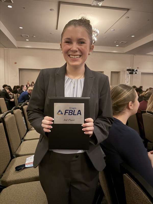 photo of LHS FBLA student with her award