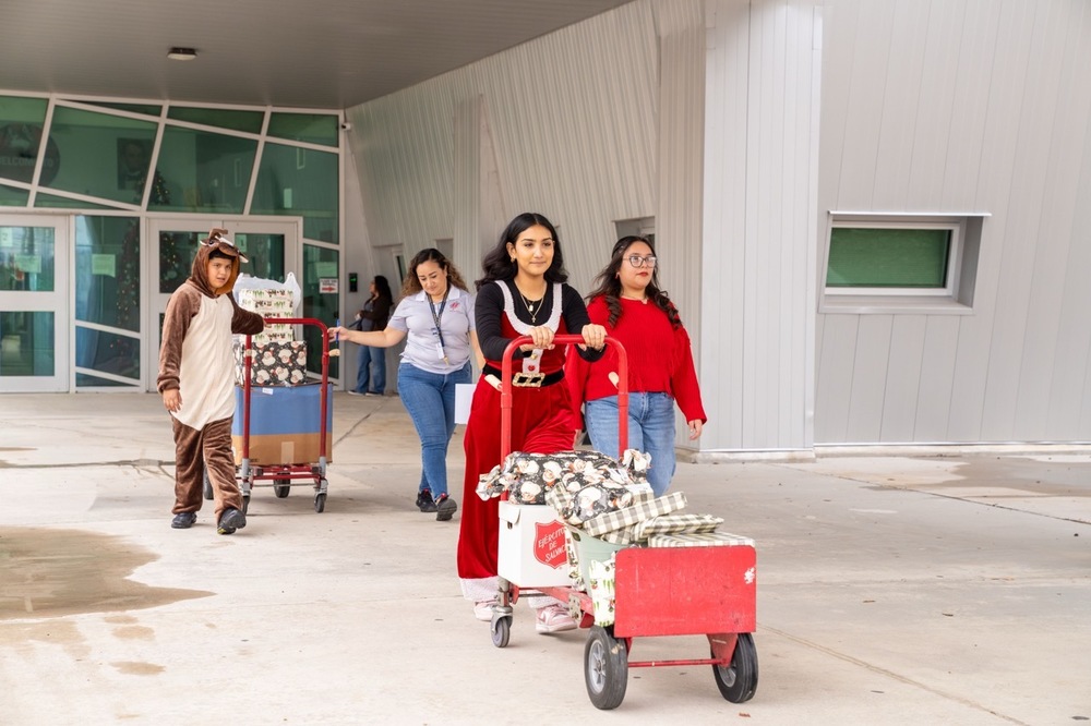 JLHS Hosts Gifts of Love