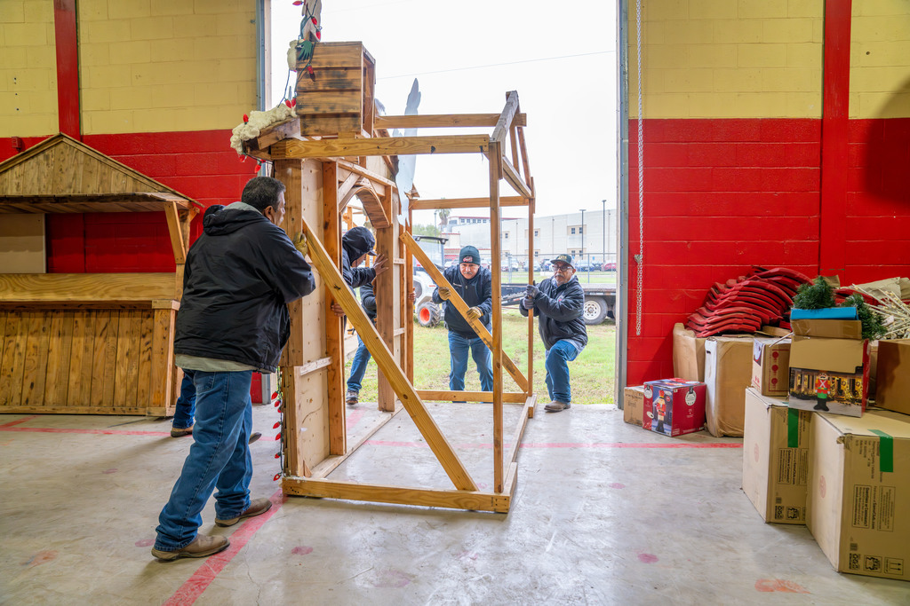LJISD Christmas Preparation-8