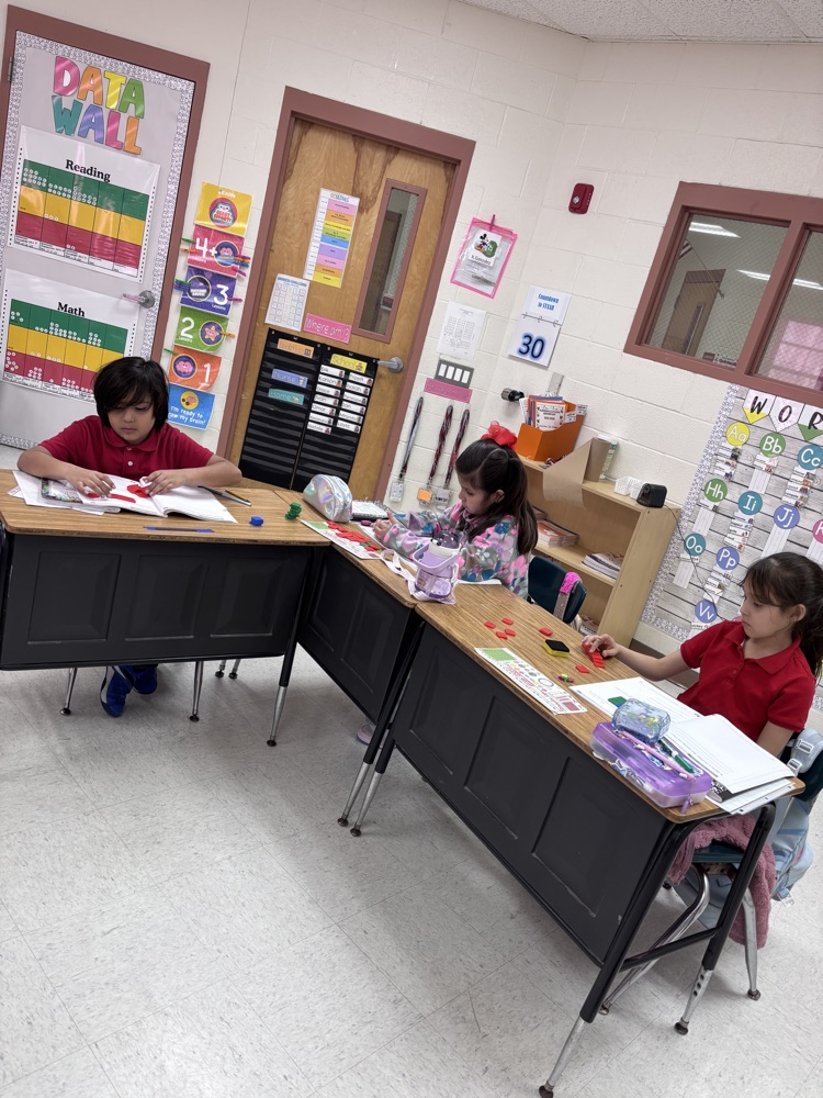 students using math manipulatives 