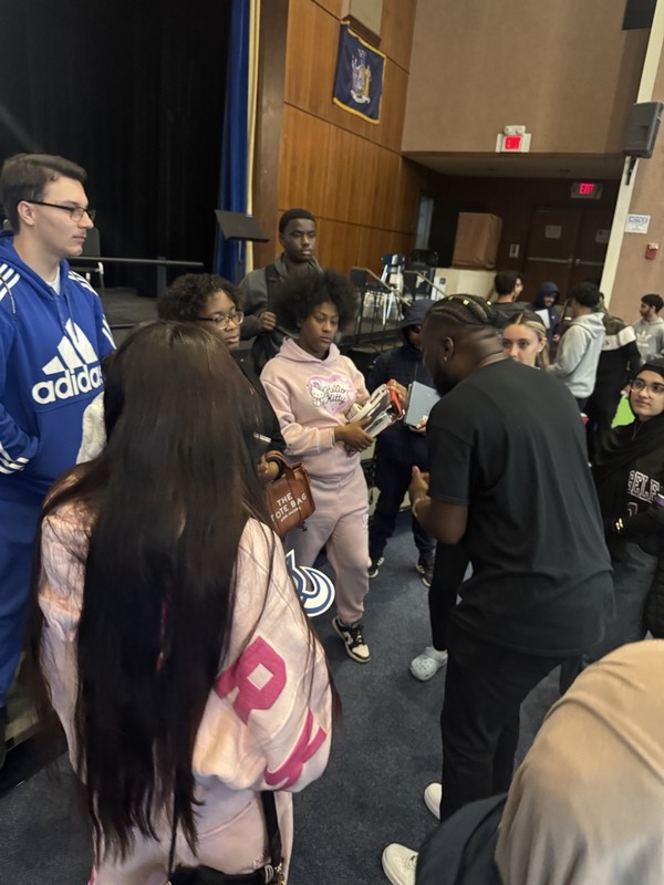 Duncan Kirkwood speaks to LHS students.