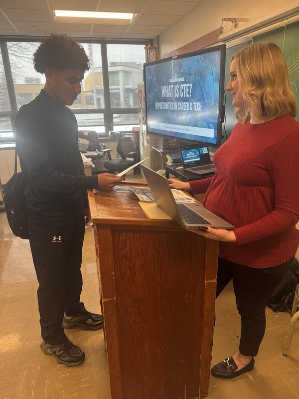Students learn about CTE opportunities in class.