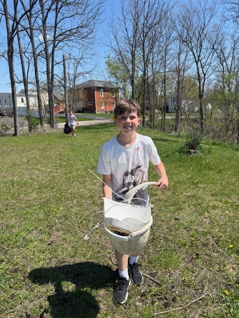 Students picking up trash at the park