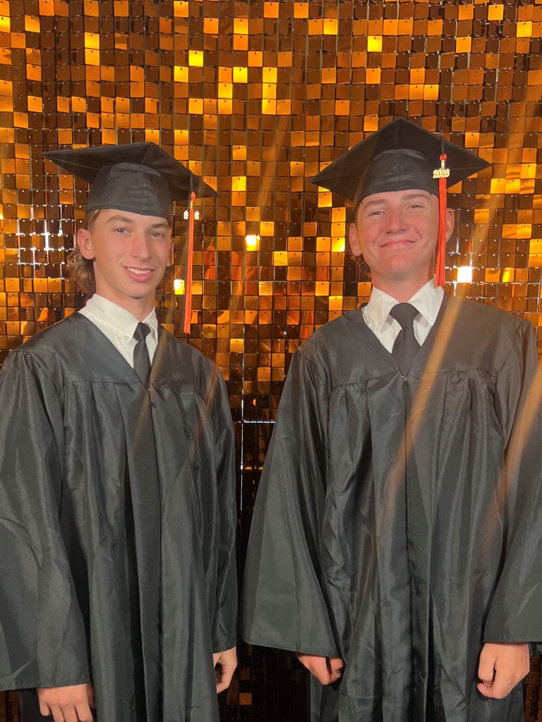 Best Friends take time to shine at Senior Picture Day!