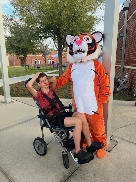 Howey the Tiger helping at arrival this morning