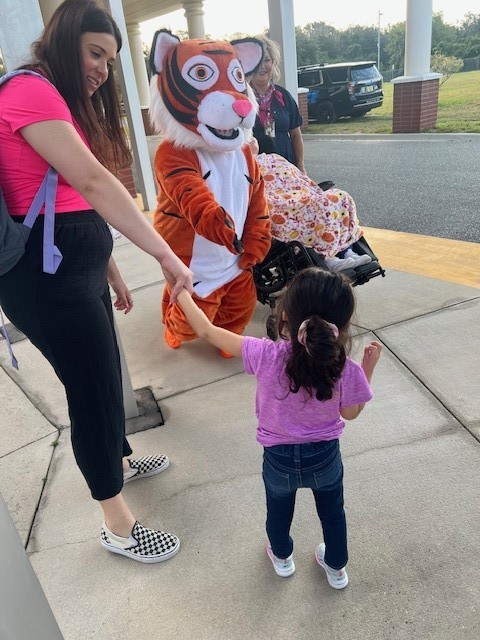 Howey the Tiger helping at arrival this morning