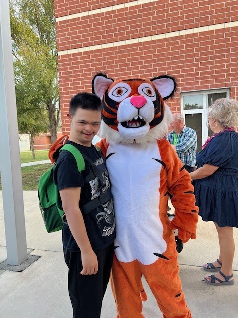 Howey the Tiger helping at arrival this morning