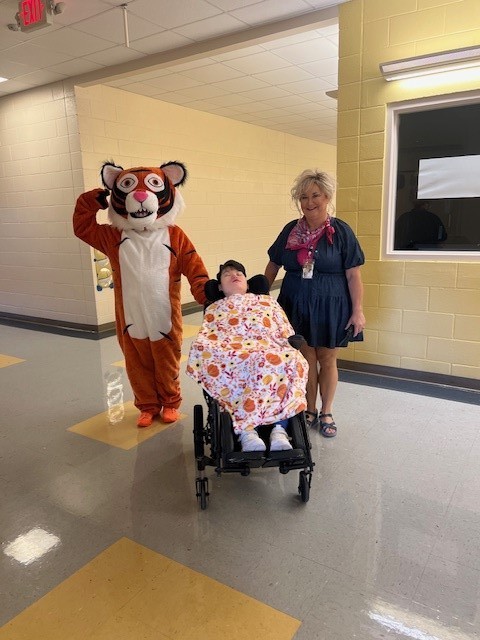 Howey the Tiger helping at arrival this morning