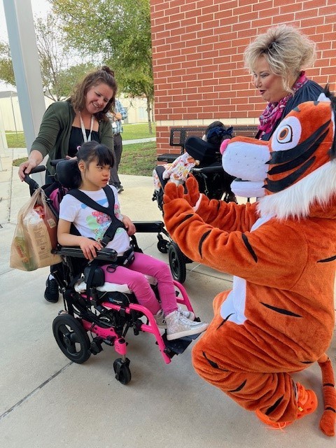 Howey the Tiger helping at arrival this morning