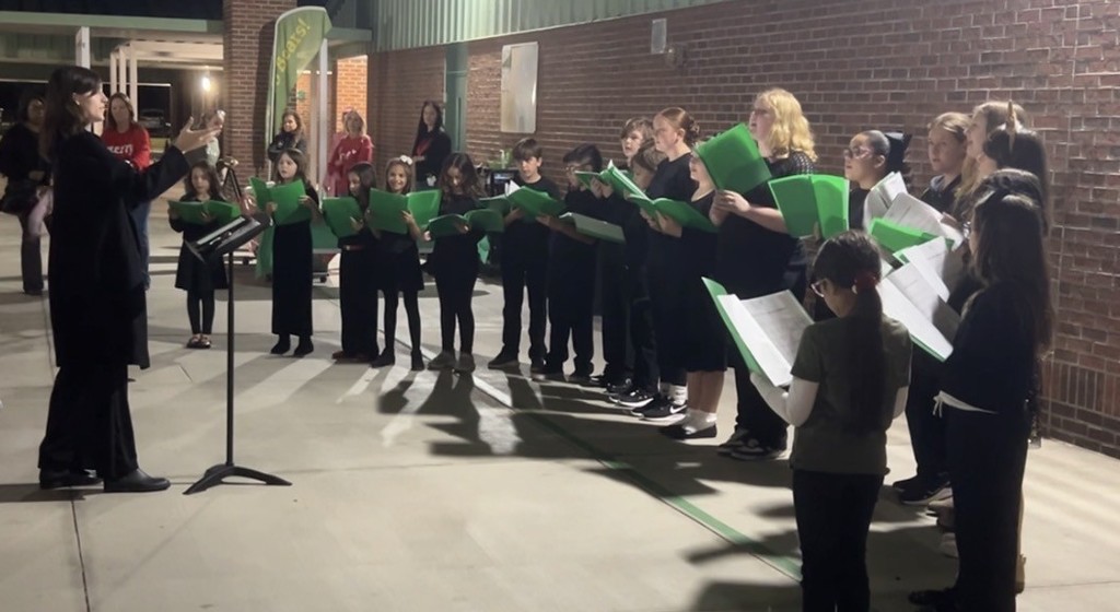 🎄✨ The Bears on the Ridge Chorus added even more festive cheer to Pine Ridge Row with live Christmas caroling! Beautiful voices, warm smiles, and holiday spirit everywhere — excellent job, chorus! 🎶🧣🐻