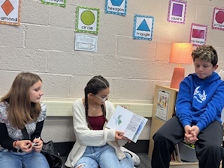 middle schoolers reading to preschoolers
