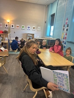 middle schoolers reading to preschoolers