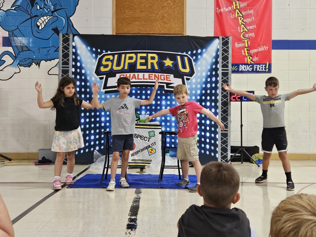 4 children posing in front of a backdrop that says Super U Challenge