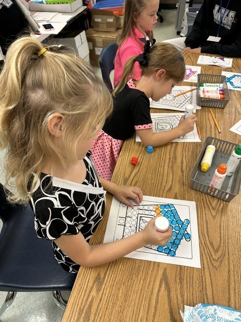 kids in art class making dot pictures