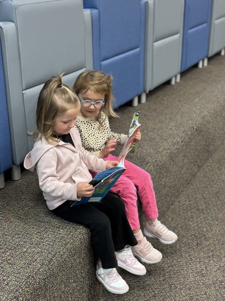 2 girls reading
