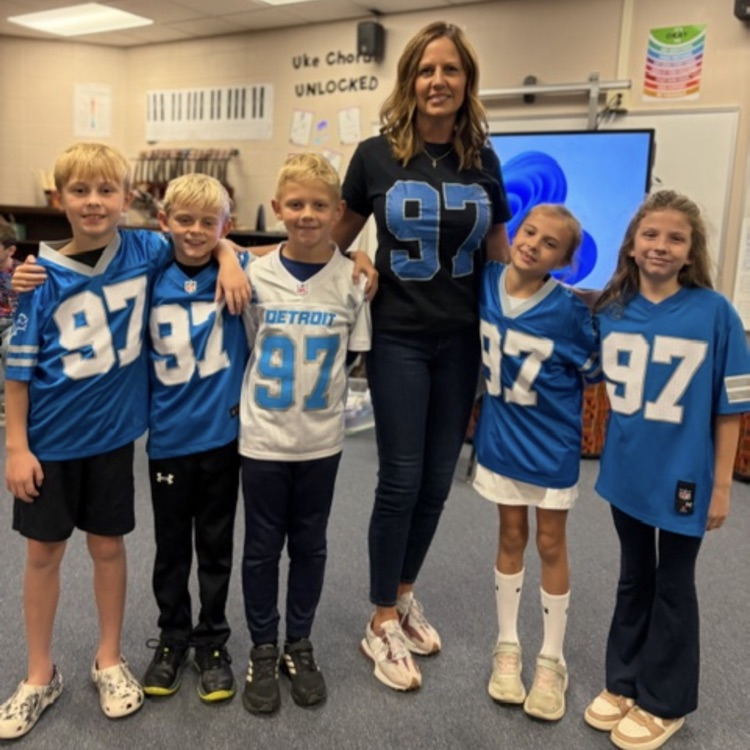 woman posing with 5 children all wearing Detroit Lions jerseys