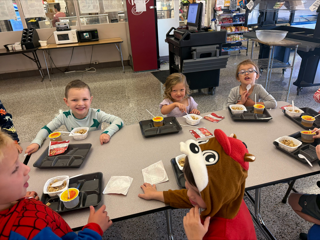 preschoolers eating together in a school cafeteria
