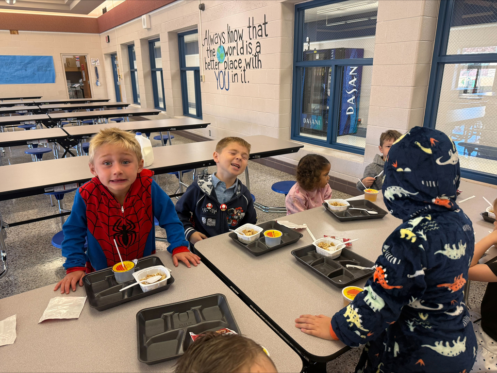 preschoolers eating together in a school cafeteria