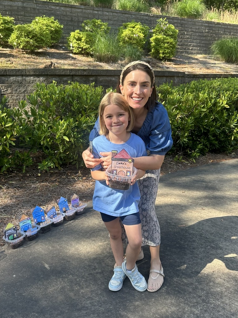 student with mom volunteer