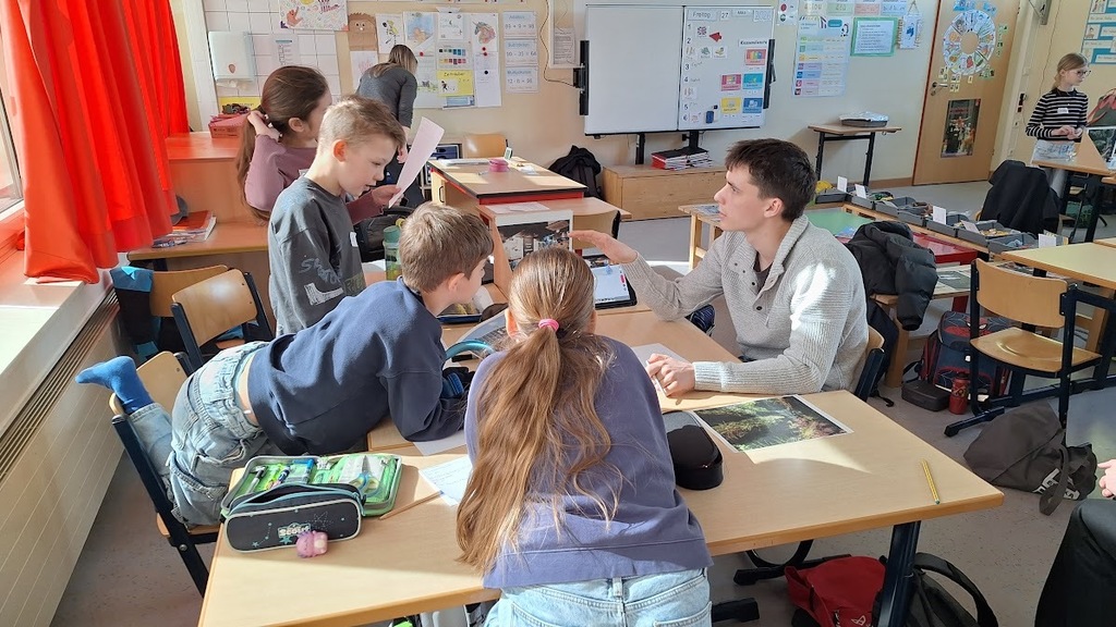2 - Lancers mentoring groups of elementary students in Germany