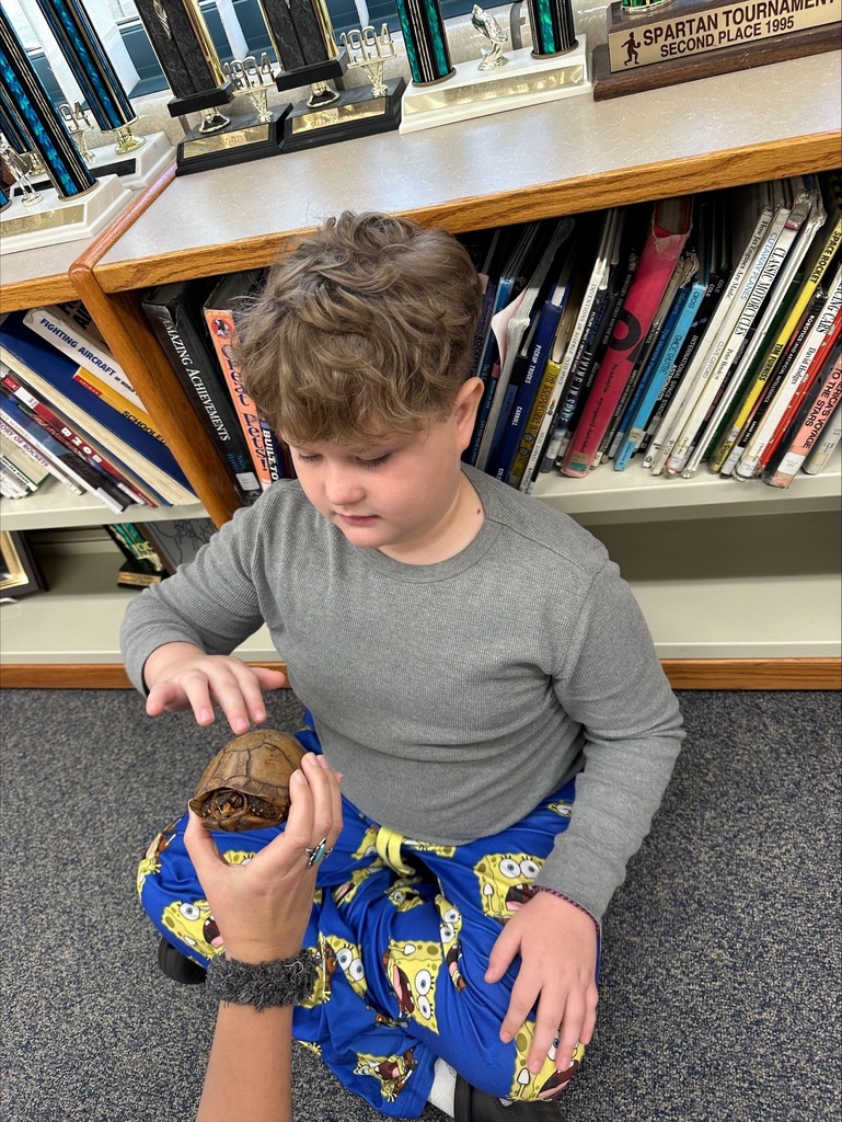 For Mar came to talk with 5th graders in preparation for their field trip on Thursday. Students learned about ecosystems, how parts of ecosystems are connected, invasive species, and predator vs prey.