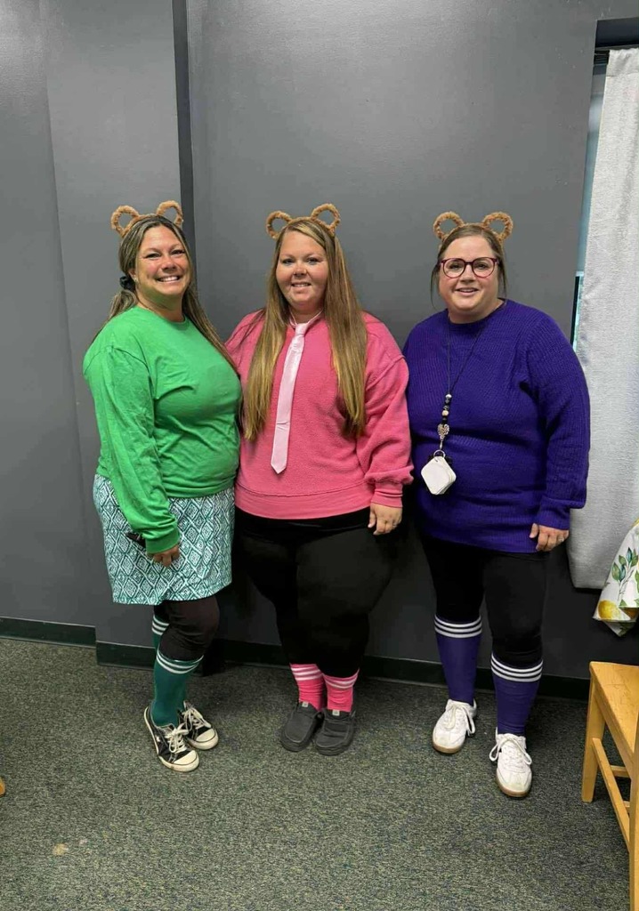It's HOMECOMING WEEK! Elementary School having fun on Spirit Day! Twinning!