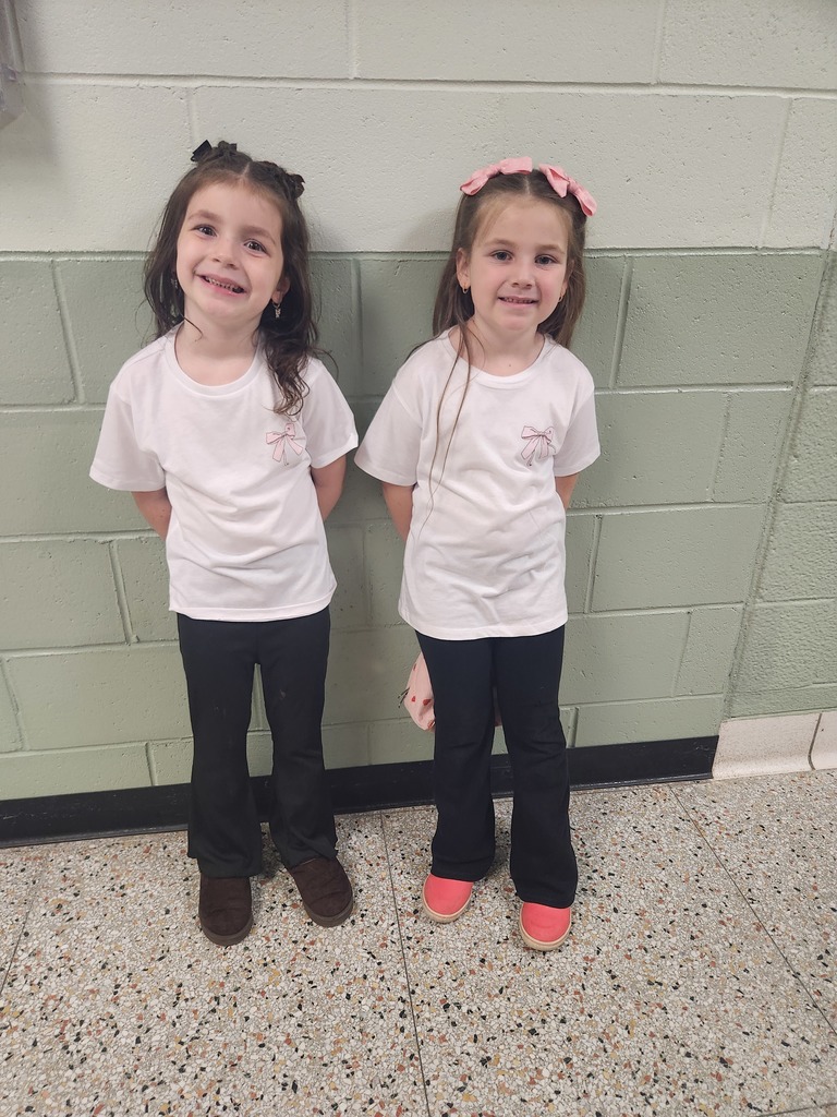 It's HOMECOMING WEEK! Elementary School having fun on Spirit Day! Twinning!