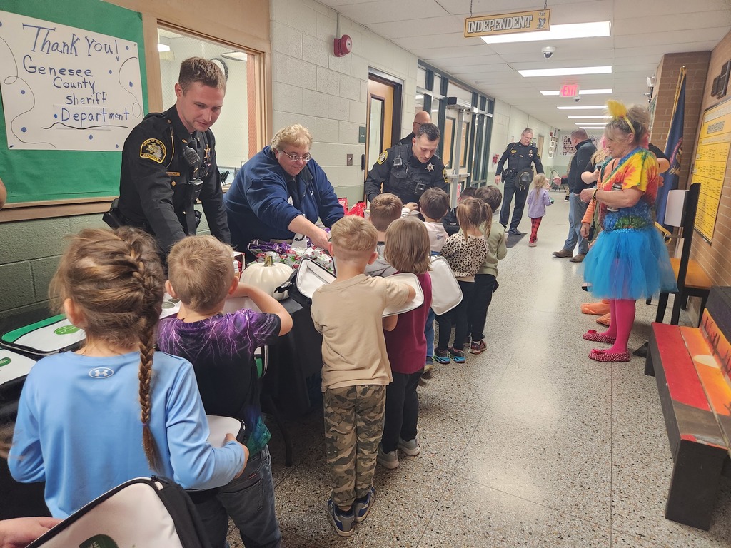 Genesee County sheriff's department partnered with KROGER and came to "stuff the lunch box" with all the students at Columbiaville Elementary! 