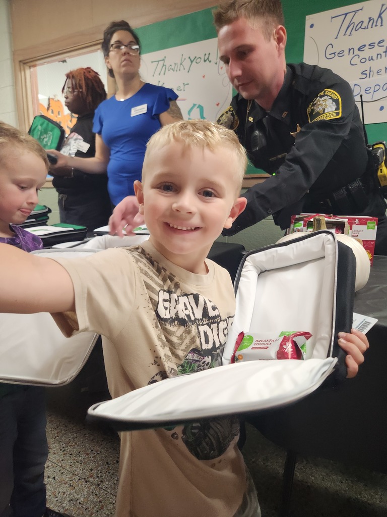 Genesee County sheriff's department partnered with KROGER and came to "stuff the lunch box" with all the students at Columbiaville Elementary! 
