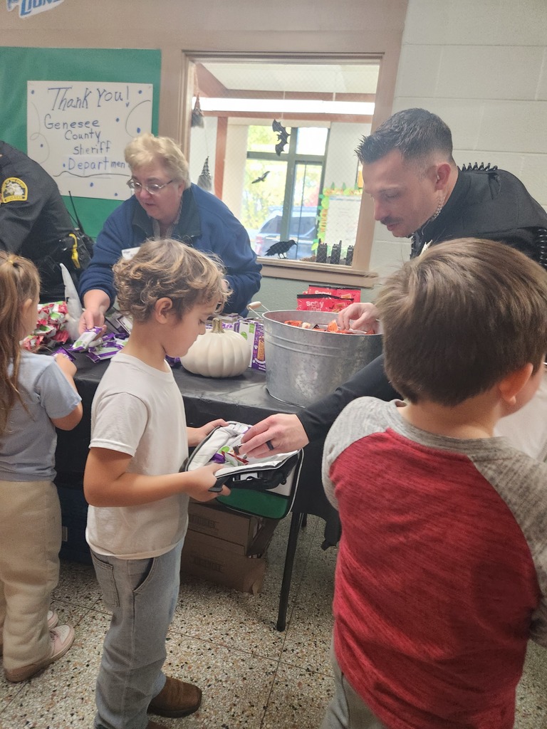 Genesee County sheriff's department partnered with KROGER and came to "stuff the lunch box" with all the students at Columbiaville Elementary! 