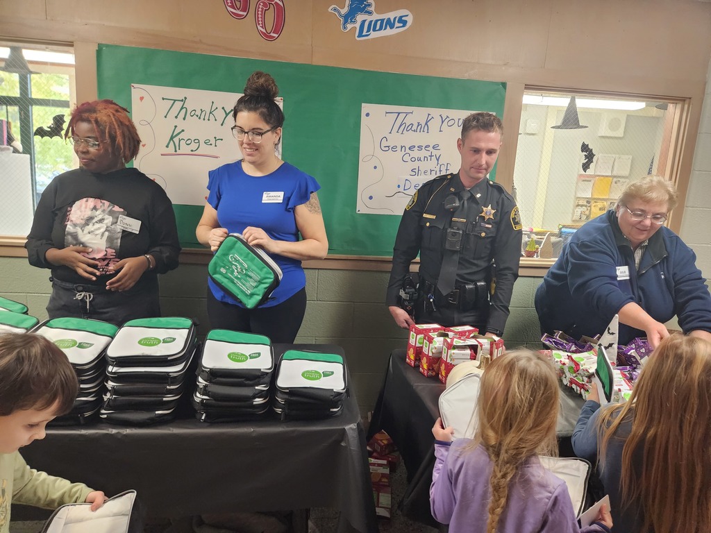 Genesee County sheriff's department partnered with KROGER and came to "stuff the lunch box" with all the students at Columbiaville Elementary! 