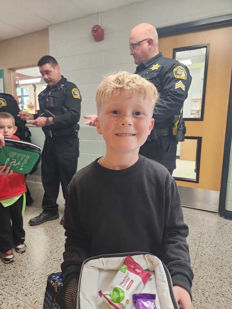 Genesee County sheriff's department partnered with KROGER and came to "stuff the lunch box" with all the students at Columbiaville Elementary! 