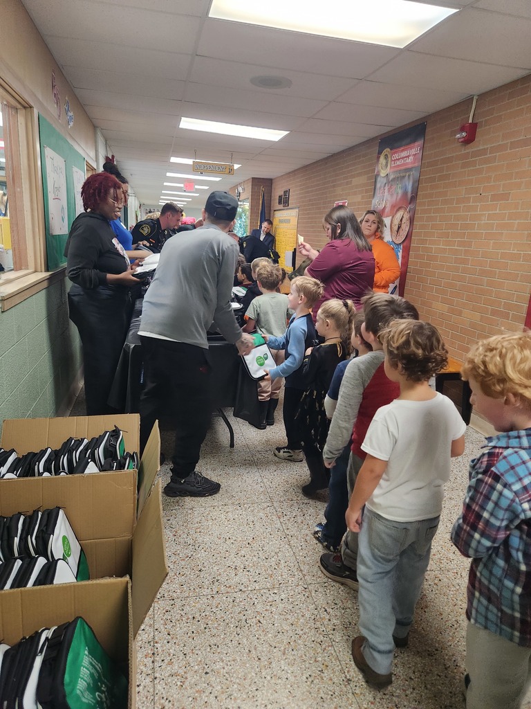 Genesee County sheriff's department partnered with KROGER and came to "stuff the lunch box" with all the students at Columbiaville Elementary! 