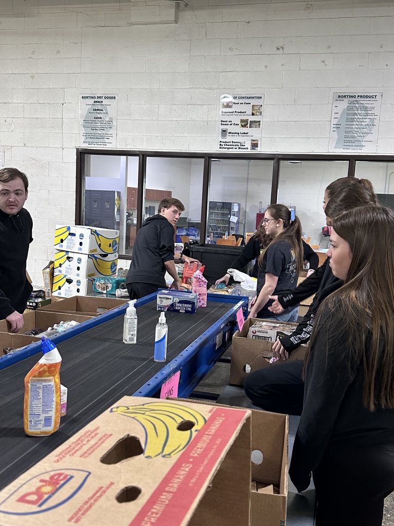 NHS Members at the Eastern Michigan Food Bank