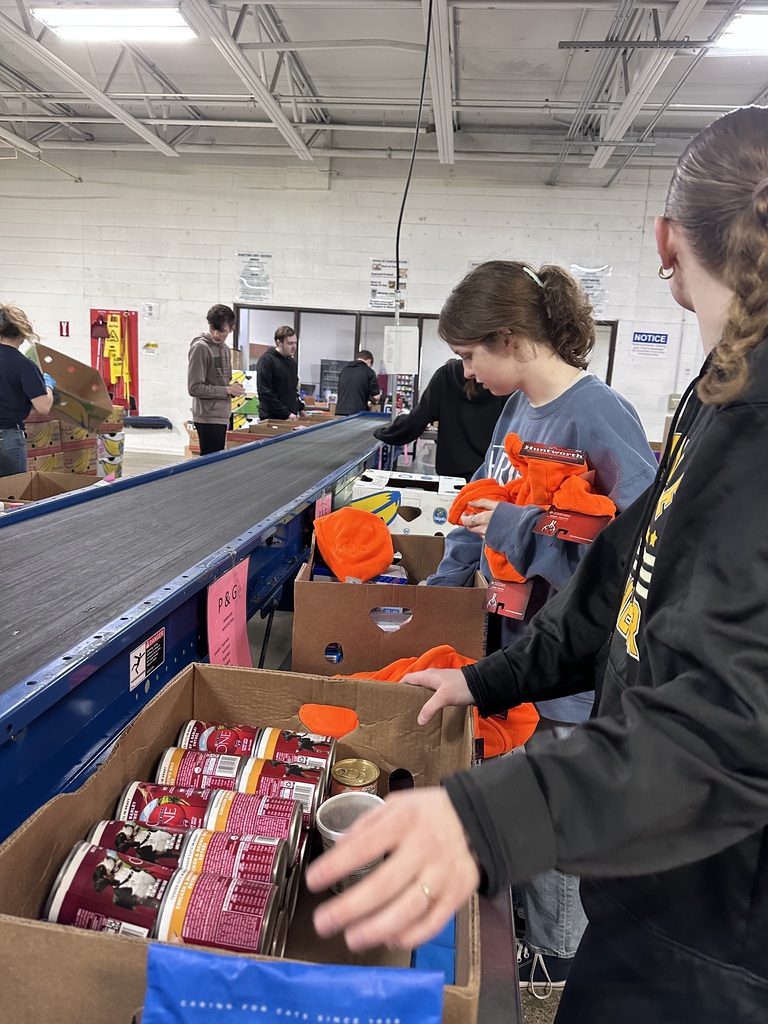 NHS Members at the Eastern Michigan Food Bank