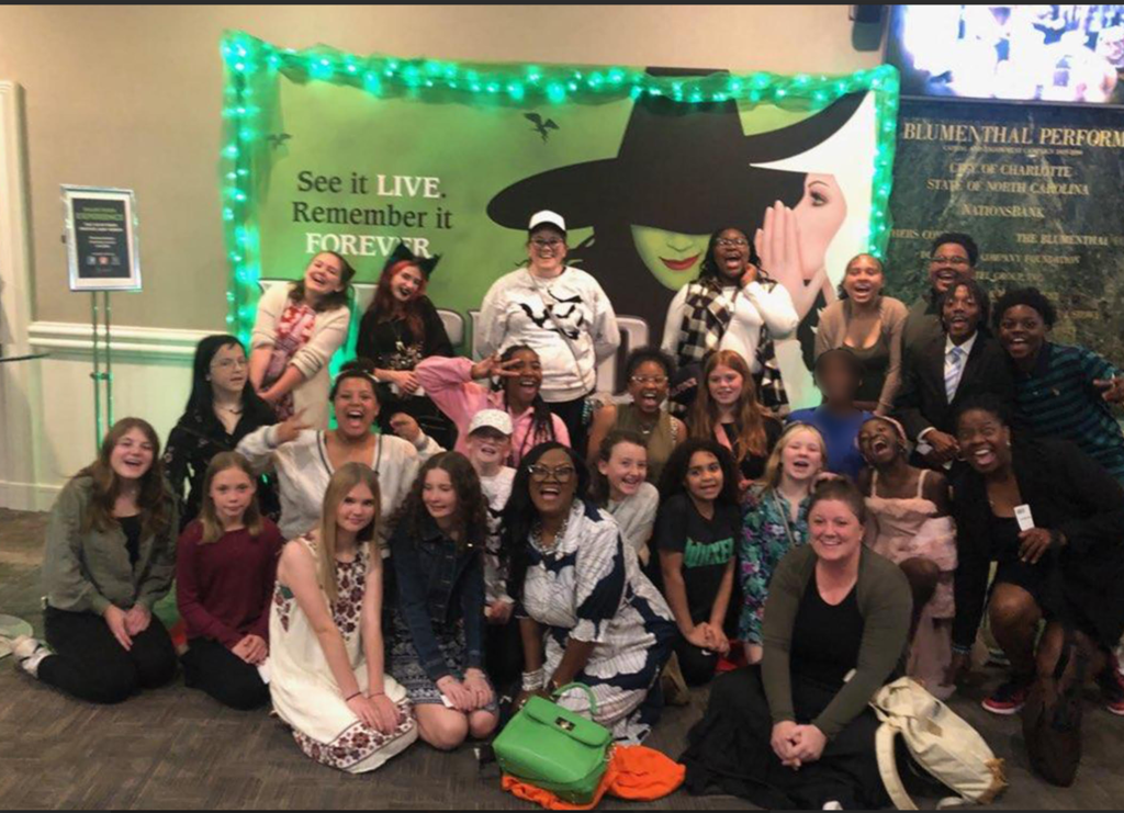 Picture of the students who Focus Chorus and Focus Theatre go to Wicked
