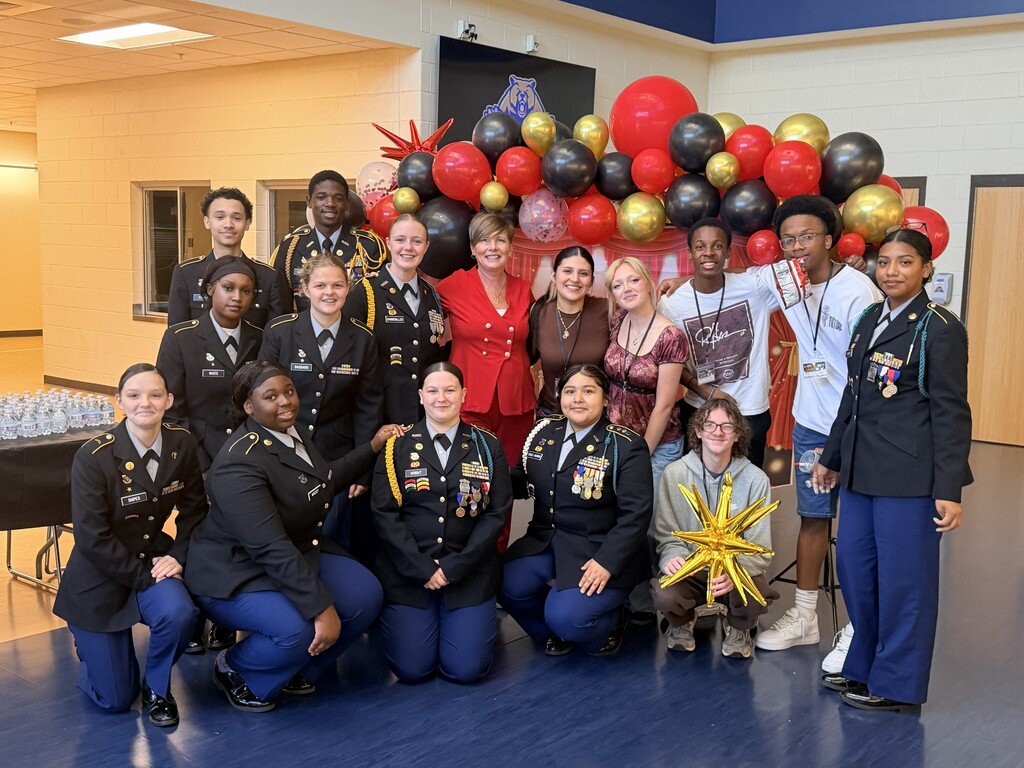 students are in front of balloon arch