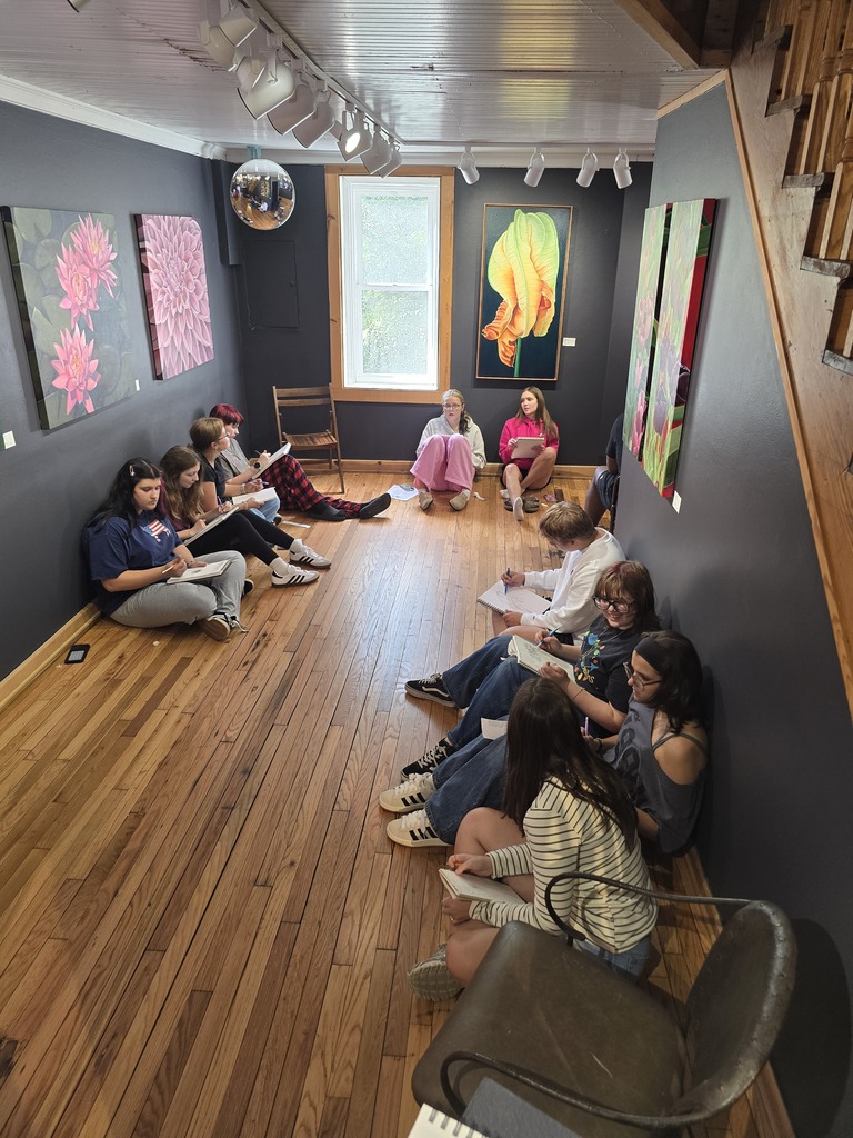 students drawing 