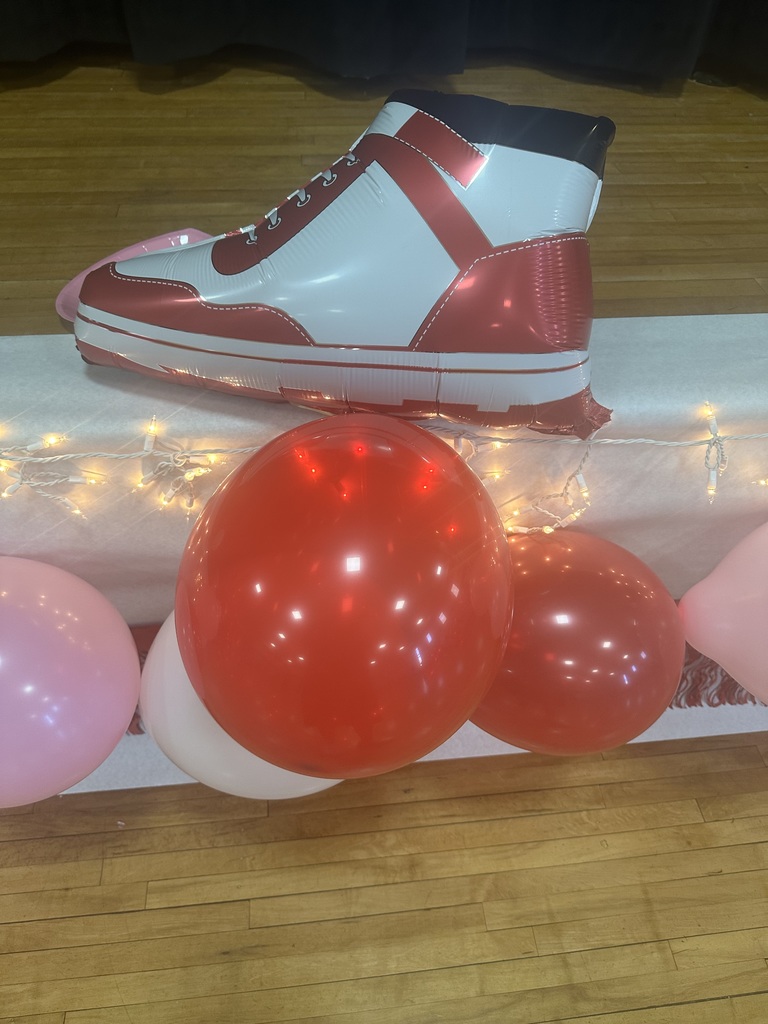 💘✨ Valentine Festivities Are Underway! ✨💘 Our Valentine festivities kicked off last Friday with our fabulous Sneaker Ball! 👟🎉 Our upper-grade students showed up dressed to impress, rocking their stylish outfits and showing off their best kicks on the dance floor! From sharp suits to dazzling dresses, the energy was high and the smiles were even brighter. 💃🕺 What an amazing way to start the season of love and friendship! 💘✨ ¡Ya Comenzaron las Festividades de San Valentín! ✨💘 ¡Nuestras celebraciones de San Valentín comenzaron el viernes pasado con nuestro increíble Sneaker Ball! 👟🎉 Nuestros estudiantes de grados superiores se vistieron para impresionar, luciendo atuendos elegantes y mostrando sus mejores tenis en la pista de baile. Desde trajes muy elegantes hasta vestidos deslumbrantes, ¡la energía estuvo al máximo y las sonrisas brillaron aún más! 💃🕺 ¡Qué manera tan maravillosa de comenzar la temporada del amor y la amistad!