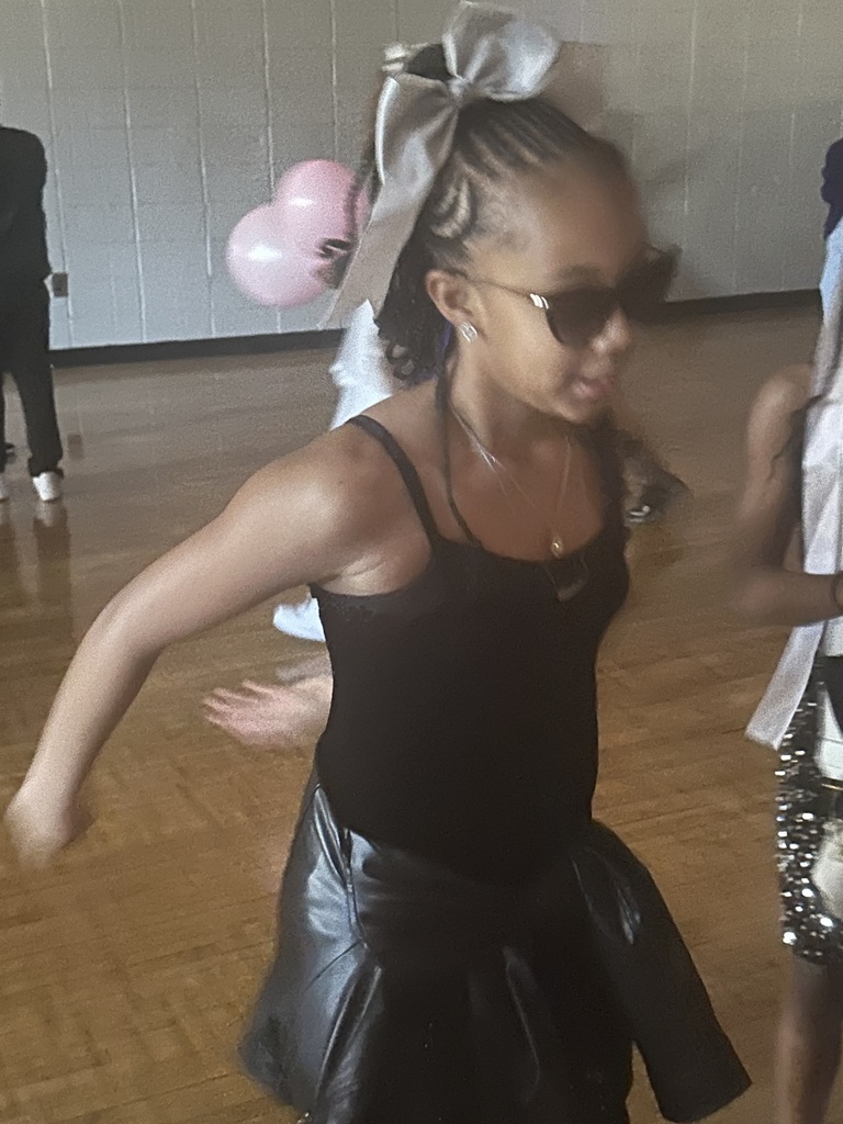 💘✨ Valentine Festivities Are Underway! ✨💘 Our Valentine festivities kicked off last Friday with our fabulous Sneaker Ball! 👟🎉 Our upper-grade students showed up dressed to impress, rocking their stylish outfits and showing off their best kicks on the dance floor! From sharp suits to dazzling dresses, the energy was high and the smiles were even brighter. 💃🕺 What an amazing way to start the season of love and friendship! 💘✨ ¡Ya Comenzaron las Festividades de San Valentín! ✨💘 ¡Nuestras celebraciones de San Valentín comenzaron el viernes pasado con nuestro increíble Sneaker Ball! 👟🎉 Nuestros estudiantes de grados superiores se vistieron para impresionar, luciendo atuendos elegantes y mostrando sus mejores tenis en la pista de baile. Desde trajes muy elegantes hasta vestidos deslumbrantes, ¡la energía estuvo al máximo y las sonrisas brillaron aún más! 💃🕺 ¡Qué manera tan maravillosa de comenzar la temporada del amor y la amistad!