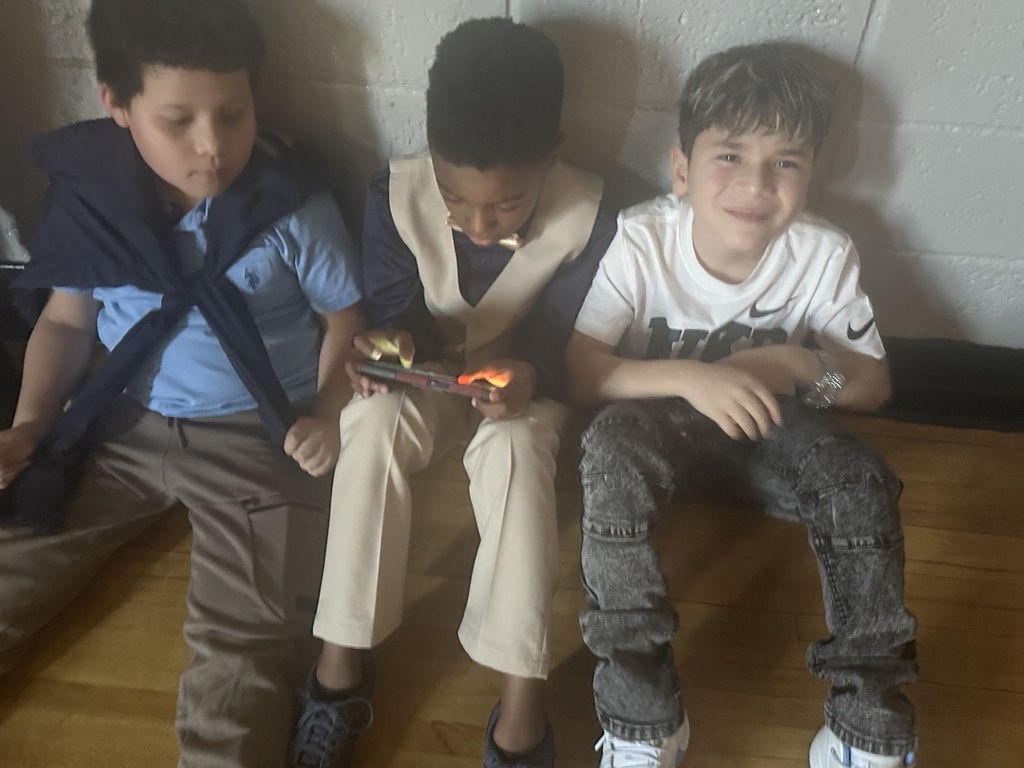 💘✨ Valentine Festivities Are Underway! ✨💘 Our Valentine festivities kicked off last Friday with our fabulous Sneaker Ball! 👟🎉 Our upper-grade students showed up dressed to impress, rocking their stylish outfits and showing off their best kicks on the dance floor! From sharp suits to dazzling dresses, the energy was high and the smiles were even brighter. 💃🕺 What an amazing way to start the season of love and friendship! 💘✨ ¡Ya Comenzaron las Festividades de San Valentín! ✨💘 ¡Nuestras celebraciones de San Valentín comenzaron el viernes pasado con nuestro increíble Sneaker Ball! 👟🎉 Nuestros estudiantes de grados superiores se vistieron para impresionar, luciendo atuendos elegantes y mostrando sus mejores tenis en la pista de baile. Desde trajes muy elegantes hasta vestidos deslumbrantes, ¡la energía estuvo al máximo y las sonrisas brillaron aún más! 💃🕺 ¡Qué manera tan maravillosa de comenzar la temporada del amor y la amistad!