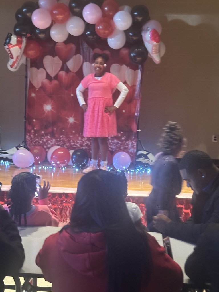 💘✨ Valentine Festivities Are Underway! ✨💘 Our Valentine festivities kicked off last Friday with our fabulous Sneaker Ball! 👟🎉 Our upper-grade students showed up dressed to impress, rocking their stylish outfits and showing off their best kicks on the dance floor! From sharp suits to dazzling dresses, the energy was high and the smiles were even brighter. 💃🕺 What an amazing way to start the season of love and friendship! 💘✨ ¡Ya Comenzaron las Festividades de San Valentín! ✨💘 ¡Nuestras celebraciones de San Valentín comenzaron el viernes pasado con nuestro increíble Sneaker Ball! 👟🎉 Nuestros estudiantes de grados superiores se vistieron para impresionar, luciendo atuendos elegantes y mostrando sus mejores tenis en la pista de baile. Desde trajes muy elegantes hasta vestidos deslumbrantes, ¡la energía estuvo al máximo y las sonrisas brillaron aún más! 💃🕺 ¡Qué manera tan maravillosa de comenzar la temporada del amor y la amistad!