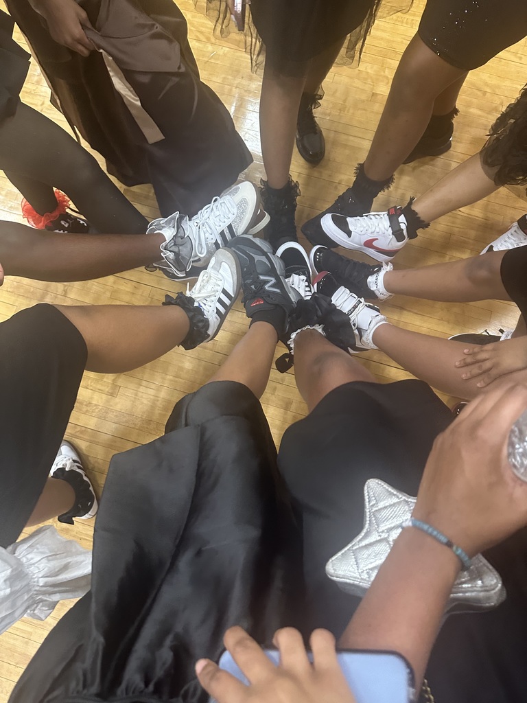 💘👟 More Sneaker Ball Highlights! 👟💘 English: We’re still not over these looks! 😍 Our upper-grade students stepped out in style and made the Sneaker Ball a huge success. The dance floor was full, the vibes were high, and the sneakers were on point! 🔥✨ Check out more of the fun below! 📸🎉 Español: ¡Todavía no superamos estos looks! 😍 Nuestros estudiantes de grados superiores salieron con mucho estilo e hicieron del Sneaker Ball todo un éxito. ¡La pista de baile estuvo llena, la energía al máximo y los tenis espectaculares! 🔥✨ ¡Mira más de la diversión a continuación! 📸🎉