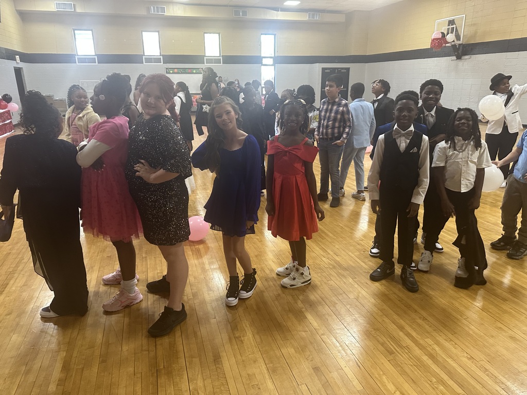 💘👟 More Sneaker Ball Highlights! 👟💘 English: We’re still not over these looks! 😍 Our upper-grade students stepped out in style and made the Sneaker Ball a huge success. The dance floor was full, the vibes were high, and the sneakers were on point! 🔥✨ Check out more of the fun below! 📸🎉 Español: ¡Todavía no superamos estos looks! 😍 Nuestros estudiantes de grados superiores salieron con mucho estilo e hicieron del Sneaker Ball todo un éxito. ¡La pista de baile estuvo llena, la energía al máximo y los tenis espectaculares! 🔥✨ ¡Mira más de la diversión a continuación! 📸🎉