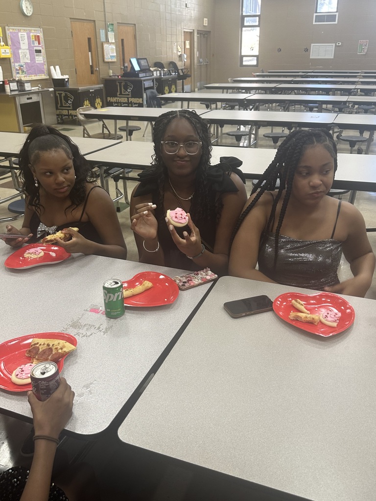 💘👟 More Sneaker Ball Highlights! 👟💘 English: We’re still not over these looks! 😍 Our upper-grade students stepped out in style and made the Sneaker Ball a huge success. The dance floor was full, the vibes were high, and the sneakers were on point! 🔥✨ Check out more of the fun below! 📸🎉 Español: ¡Todavía no superamos estos looks! 😍 Nuestros estudiantes de grados superiores salieron con mucho estilo e hicieron del Sneaker Ball todo un éxito. ¡La pista de baile estuvo llena, la energía al máximo y los tenis espectaculares! 🔥✨ ¡Mira más de la diversión a continuación! 📸🎉