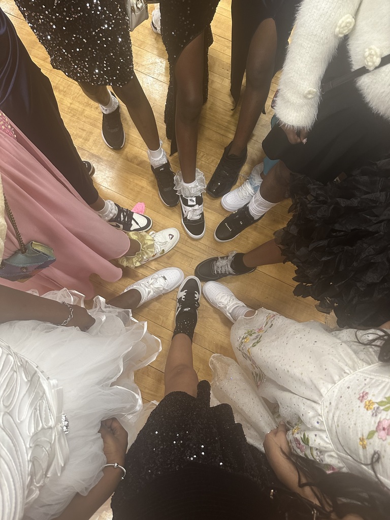 💘👟 More Sneaker Ball Highlights! 👟💘 English: We’re still not over these looks! 😍 Our upper-grade students stepped out in style and made the Sneaker Ball a huge success. The dance floor was full, the vibes were high, and the sneakers were on point! 🔥✨ Check out more of the fun below! 📸🎉 Español: ¡Todavía no superamos estos looks! 😍 Nuestros estudiantes de grados superiores salieron con mucho estilo e hicieron del Sneaker Ball todo un éxito. ¡La pista de baile estuvo llena, la energía al máximo y los tenis espectaculares! 🔥✨ ¡Mira más de la diversión a continuación! 📸🎉