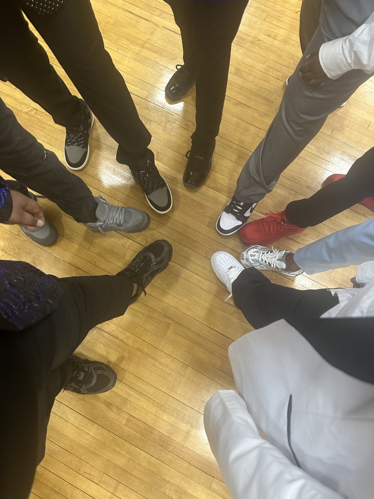 💘👟 More Sneaker Ball Highlights! 👟💘 English: We’re still not over these looks! 😍 Our upper-grade students stepped out in style and made the Sneaker Ball a huge success. The dance floor was full, the vibes were high, and the sneakers were on point! 🔥✨ Check out more of the fun below! 📸🎉 Español: ¡Todavía no superamos estos looks! 😍 Nuestros estudiantes de grados superiores salieron con mucho estilo e hicieron del Sneaker Ball todo un éxito. ¡La pista de baile estuvo llena, la energía al máximo y los tenis espectaculares! 🔥✨ ¡Mira más de la diversión a continuación! 📸🎉